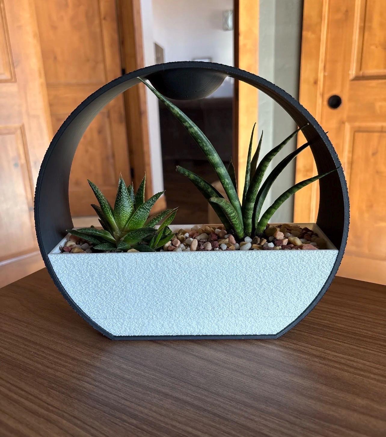 Pot de plante auto-arrosant avec irrigation goutte-à-goutte intégrée – Jardinière design moderne minimalist.