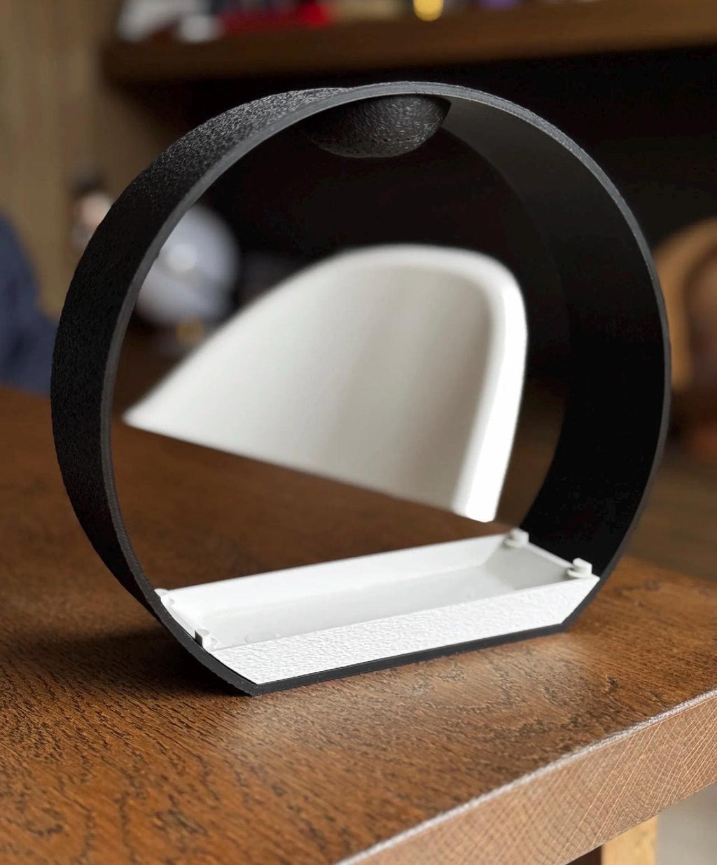 Pot de plante auto-arrosant avec irrigation goutte-à-goutte intégrée – Jardinière design moderne minimalist.